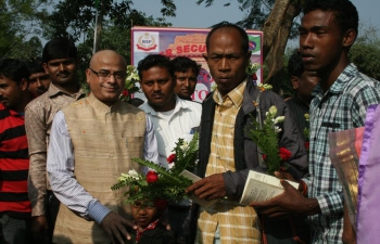 Shri Sandip Mitra, Assistant Hgh Commissioner receiving a new citizen with flowers at Changrabandha